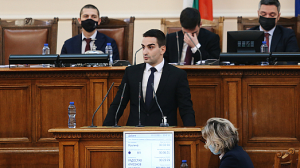 Млад депутат си ”глътна граматиката” на парламентарната трибуна