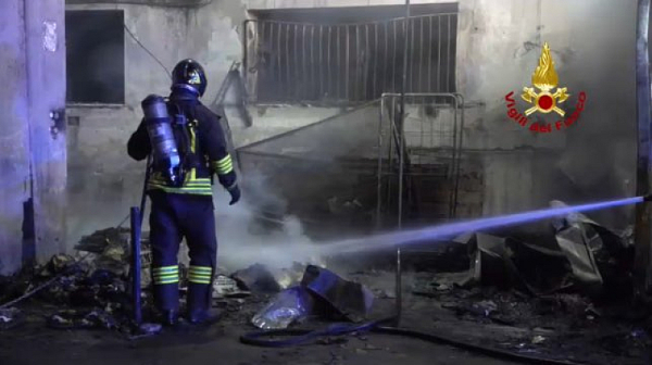 Двама загинали и стотици евакуирани при пожар в болница в Рим