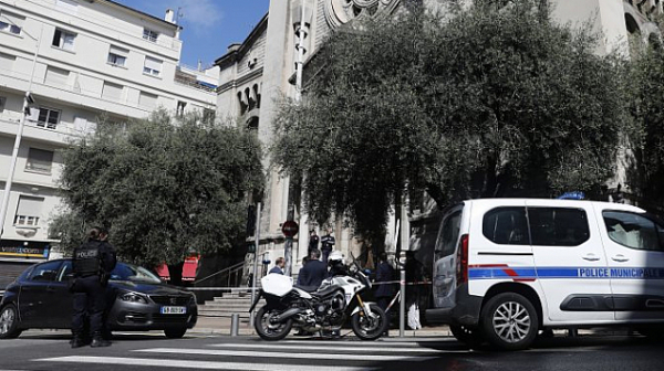 Мъж атакува с нож свещеник в Ница