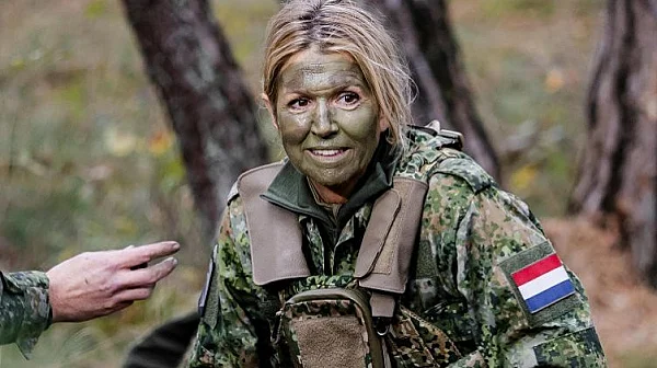 Кралицата на Нидерландия влезе в казармата