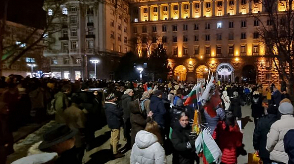 Протест пред президентството: „Ние сме България, ЕС и НАТО! Радев – вън“