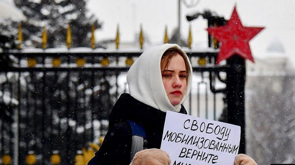Майката на руски войник престира пред военното министерство в Москва
