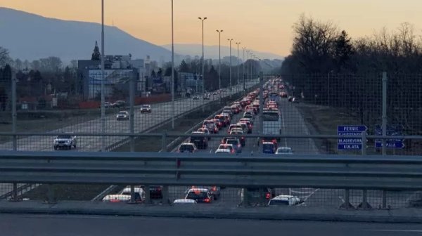 Заредете се с търпение: 100 хил. автомобила напускат София около Коледа