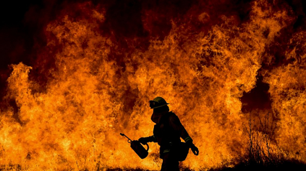 В 8 области има риск от пожари. Тежка нощ за пожарникарите в Гърция