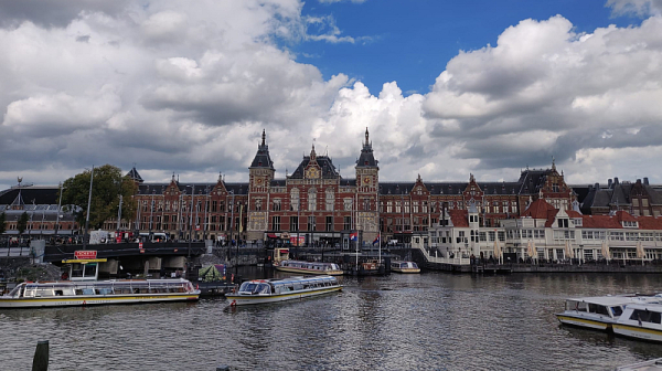 Нидерландия гласува на предсрочни парламентарни избори