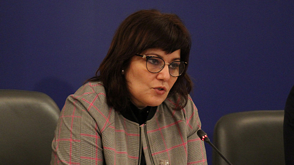Министър Сербезова: Търсят се възможности за осигуряване на ваксината на Novavax