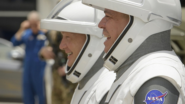 Двамата астронавти кръстиха капсулата ”Индевър”