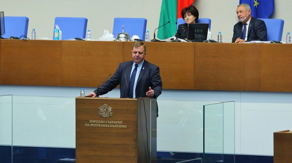 Захариева и Каракачанов пред депутатите. Обясняват за спора със Скопие