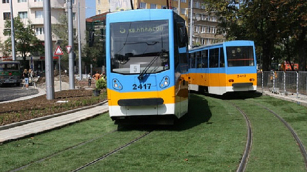 Кола се заби в трамвай на пл. ”Руски паметник” в София