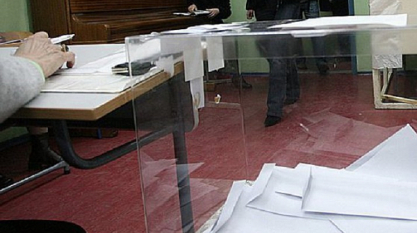 При  54.63%  от протоколите: ГЕРБ пада, партията на Слави качва, ВМРО изпада. ИТН води в чужбина
