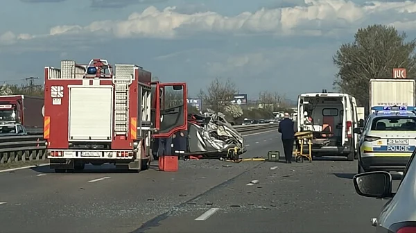 Камион помете кола на изхода на София към „Тракия“, движението е ограничено