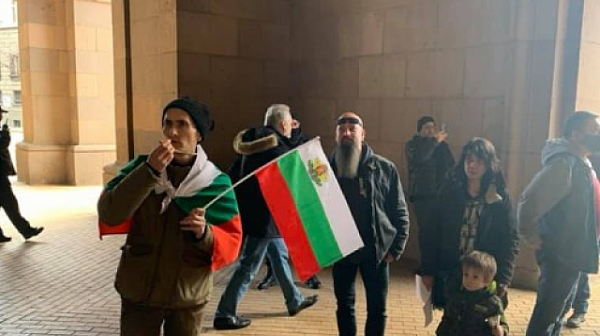Протестиращи искат оставката на Деница Сачева, питат къде са парите от компенсациите