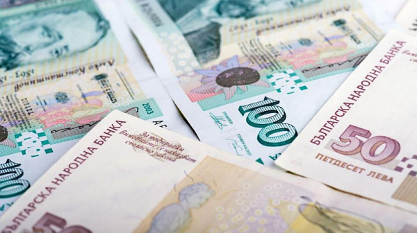 Българи капсулират левовете за вечни времена в рамка и албум