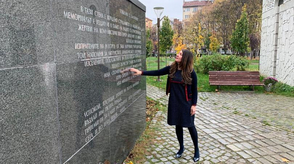 Херо Мустафа отдаде почит пред Мемориала на жертвите на комунизма