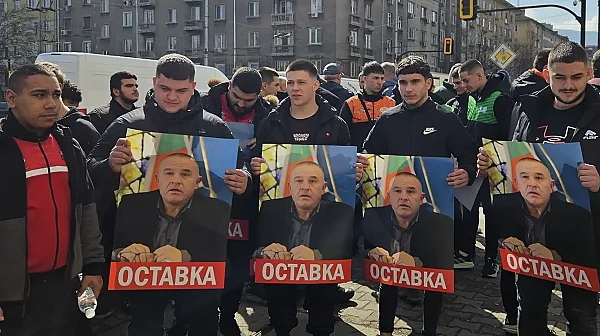 Щангите на протест срещу президента на федерацията