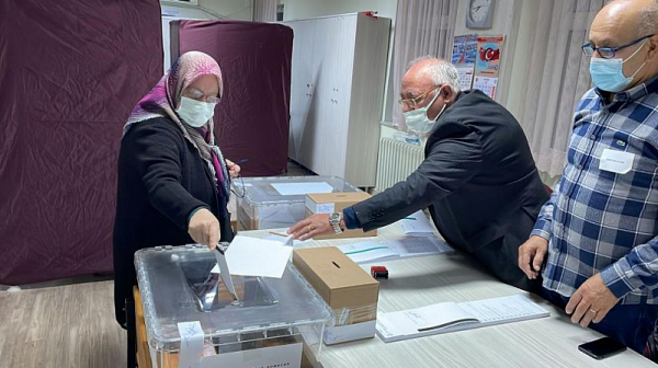 Член на СИК в Турция показва на избирателите как да гласуват