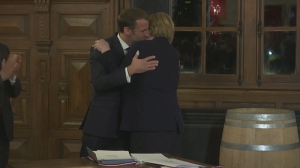 Сърдечна прегръдка за сбогом между Меркел и Макрон
