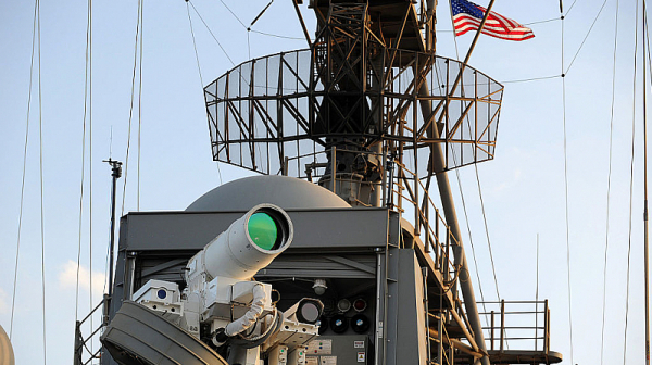 Първата бойна лазерна система заема позиция на американски военен кораб