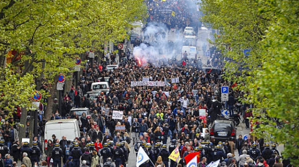 Авторът на пенсионната реформа във Франция хвърли оставка заради протестите