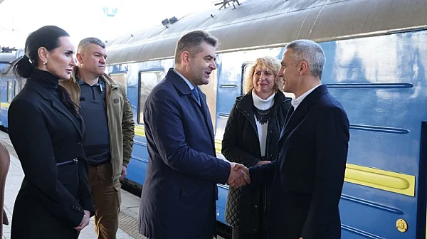Служебният премиер и петима министри пристигнаха на посещение в Киев