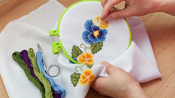 Младите се връщат към „бабините хобита“, за да избягат от екраните