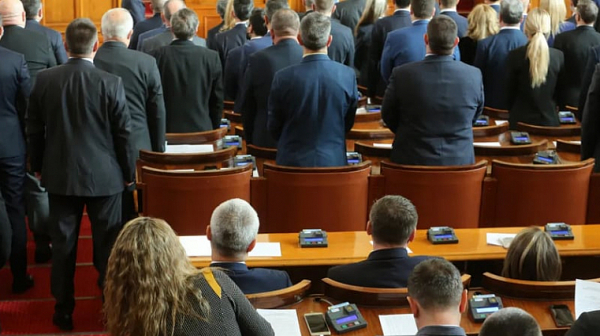 Демонстрация на неуважение! Депутатите от ”Възраждане” седнаха при химна на Европа
