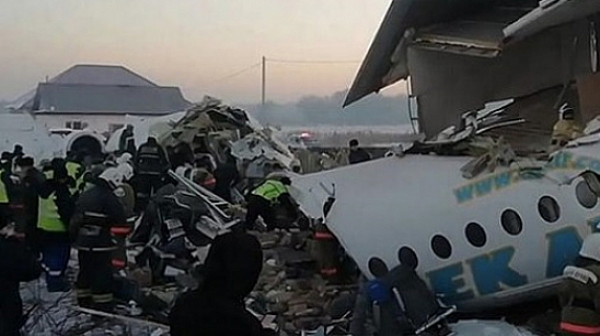 Пътнически самолет катастрофира в Казахстан