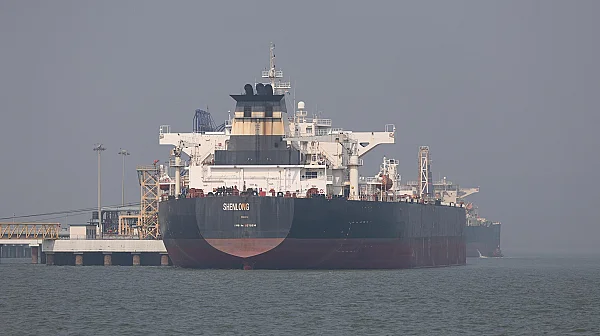 Разведряването в Ормузкия проток срина цените на петрола