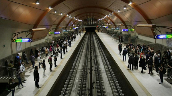 Спират метрото между станции