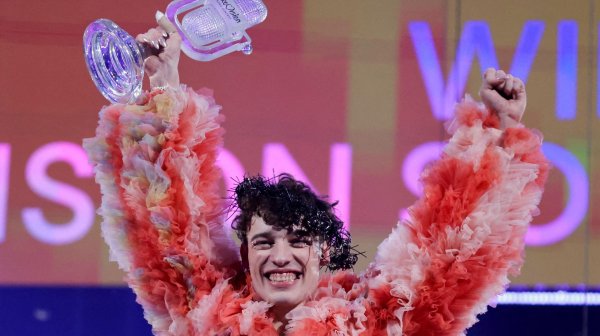 Миналогодишният победител на „Евровизия“ Немо върна трофея си в знак на протест