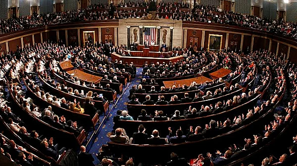 Американски сенатори критикуват Тръмп за облекчаването на санкциите за руския петрол