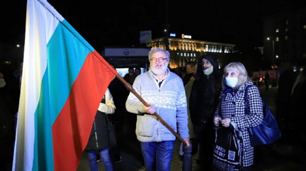 Ден 191 на протеста: ”Народна любов” пред БНТ за министър Каракачанов
