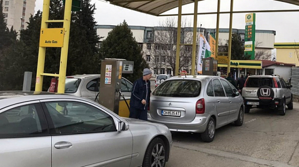 Втори ден издирват мъжа, ограбил бензиностанция в Стара Загора