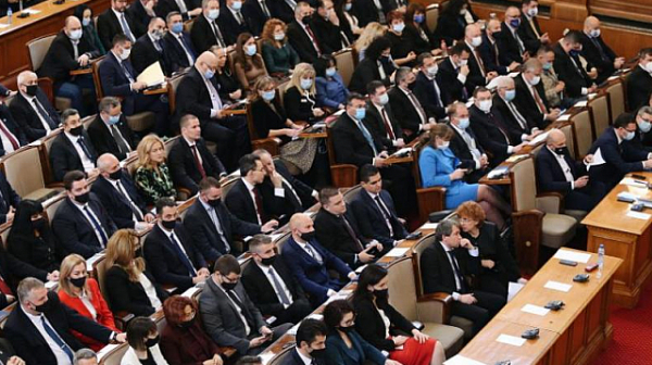 Промяна! Депутати съкращават коледното ваканцуване - караници в парламента