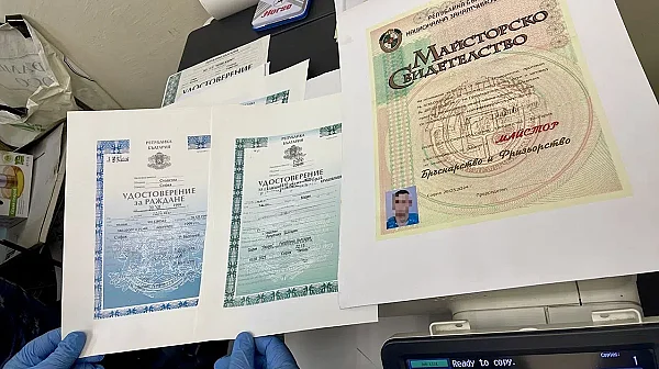 Диплома от бившето хале: Разбиха софийска фабрика за „висшисти“