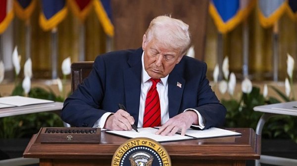 Тръмп подписа закон за 800 милиона долара помощ за Украйна за 2 години