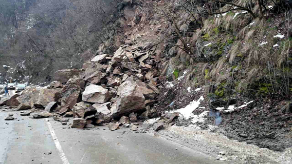 Нови свличания след валежите: Блокиран е проходът Троян-Кърнаре
