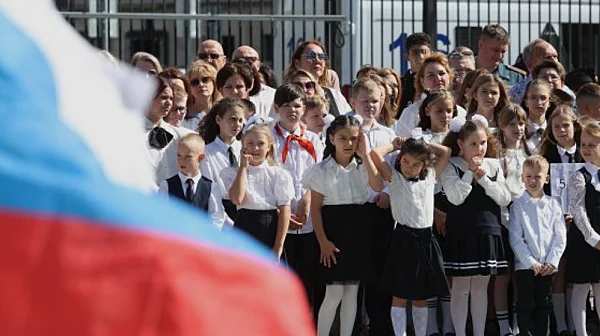 Новата „пионерска“ секта на Путин: Как Кремъл вкарва войната в класните стаи