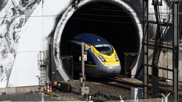 Движението през тунела под Ламанша е възстановено след хаоса с Eurostar и Le Shuttle