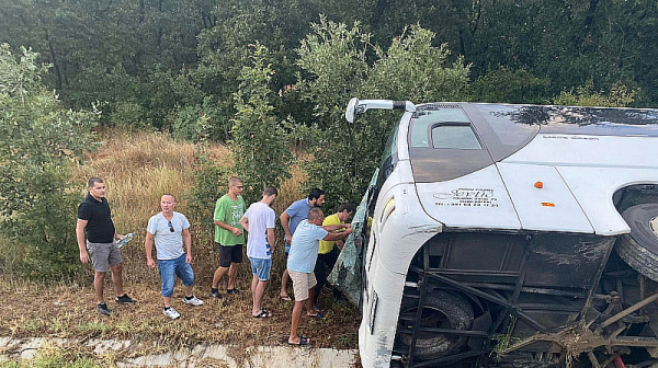 Автобус падна в река в Испания, двама загинаха