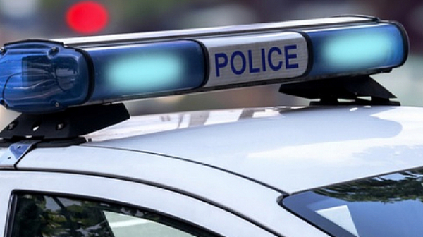 Полицията издирва катастрофирал с открадната кола мъж