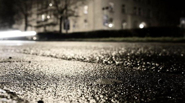 Защо черният лед на пътя е опасен за шофьорите?