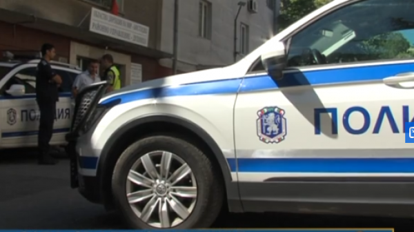 Полицай блъсна прокурор с личната си кола
