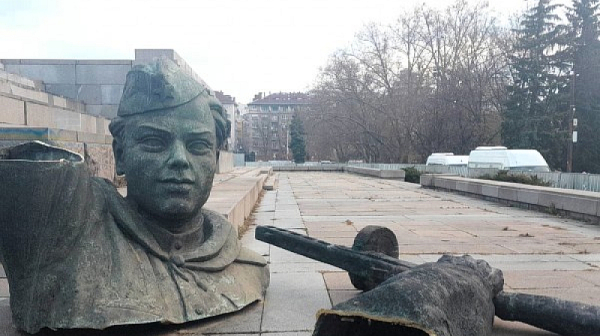 Паметник на хан Аспарух на мястото на МОЧА в центъра на София, гласи предложение