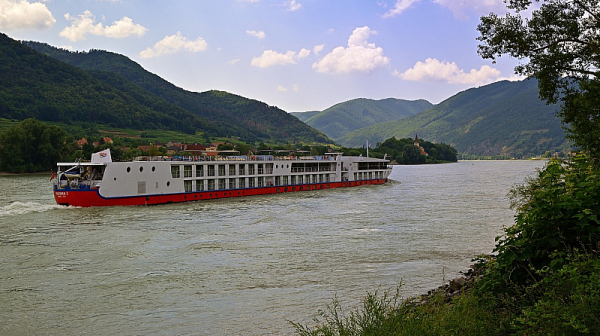 Дунав пресъхва: Круизен кораб с над 200 души заседна край тройната граница