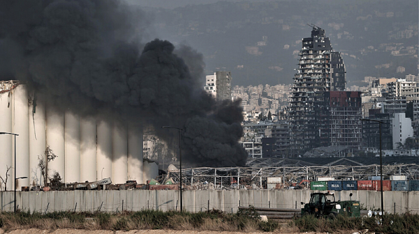 Срути се част от силозите в Бейрут, пострадали при експлозиите през 2020 г.
