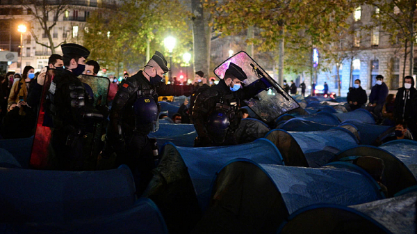 За минути над 500 палатки опънаха бежанци в сърцето на Париж. Стигна се до сблъсъци