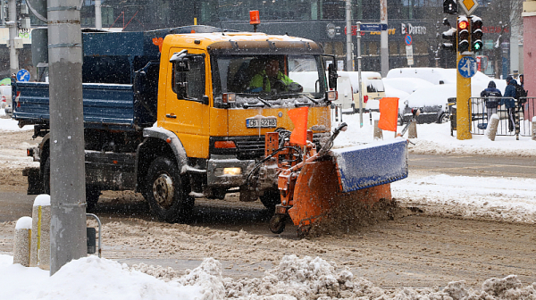 Улиците в София са почистени от сняг, но е хлъзгаво. Може да се заледят