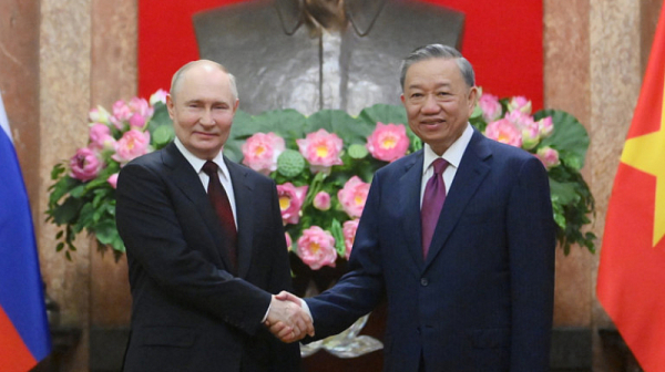 Виетнам посрещна Путин с азиатска пищност, но далеч от мащабите на севернокорейското гостоприемство
