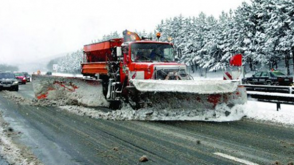 Валежите от сняг продължават, в София почистват 172 снегорина